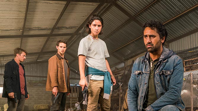 Christopher Manawa (Lorenzo James Henrie) and Travis Manawa (Cliff Curtis) in episode 10 of Fear The Walking Dead